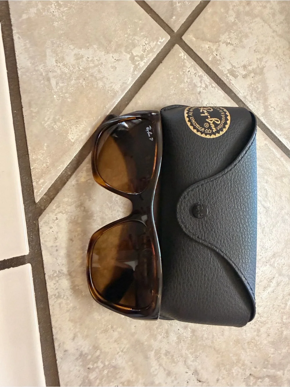 Ray-Ban women’s Polarized Brown Tortoiseshell Sunglasses. In almost new shape